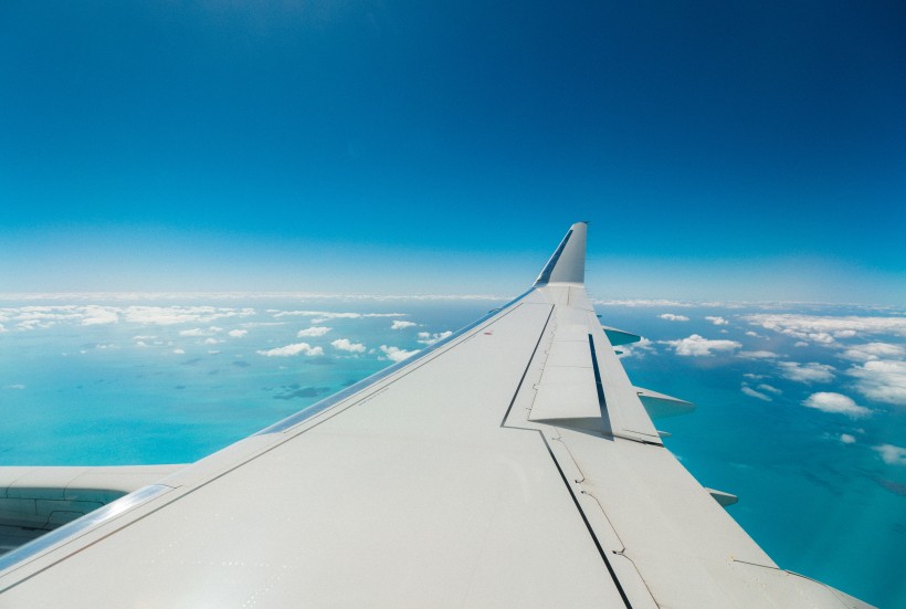 高空中的飛機機翼圖片