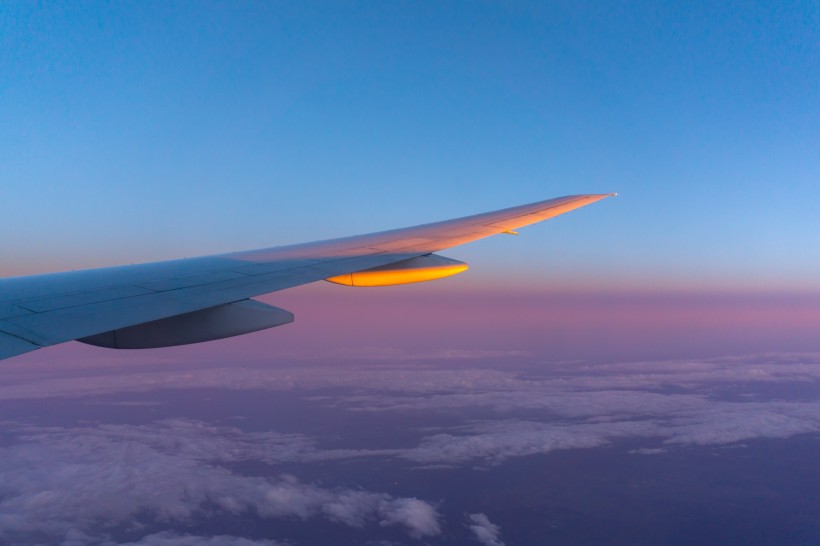 高空中的飛機機翼圖片