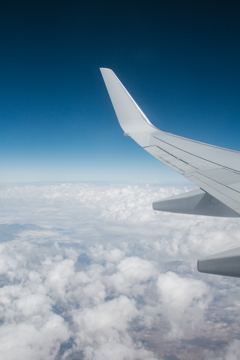 高空中的飛機機翼圖片