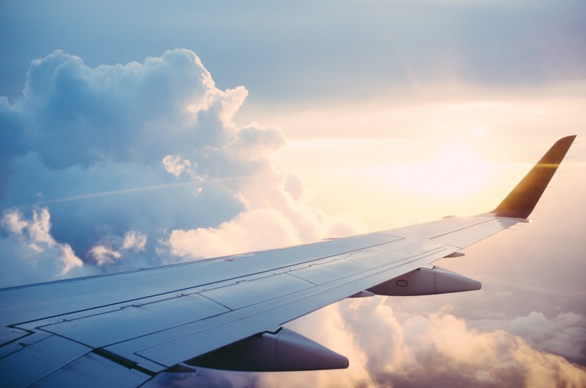 高空中的飛機機翼圖片