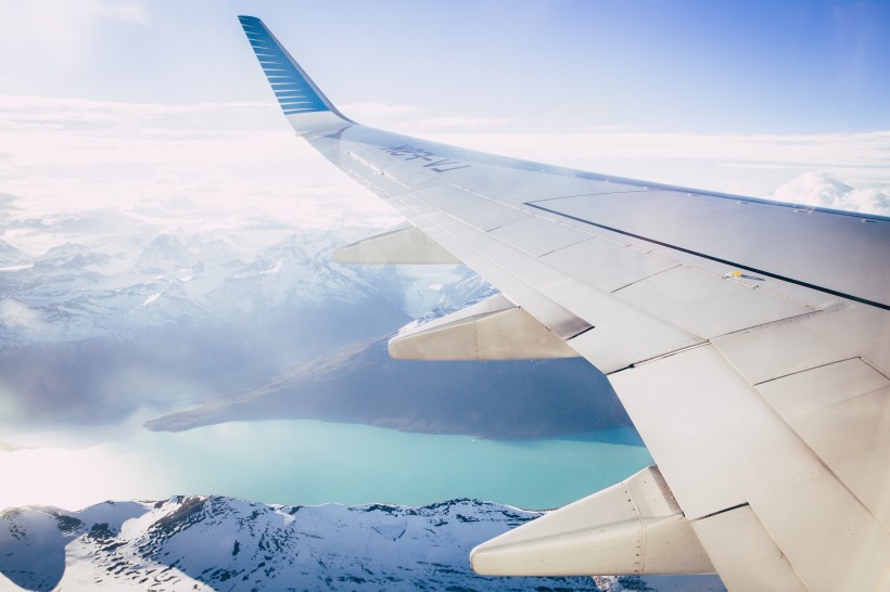 高空中的飛機機翼圖片