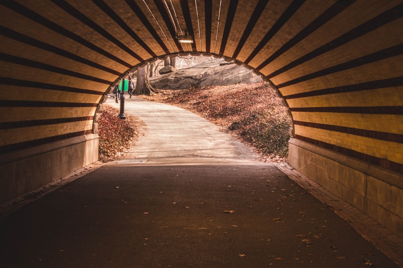 陰暗的公路隧道圖片