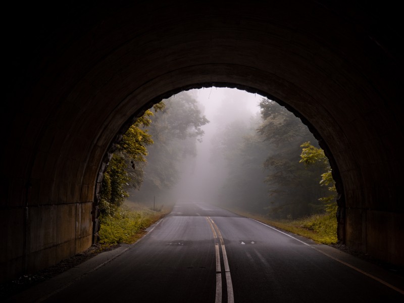 陰暗的公路隧道圖片