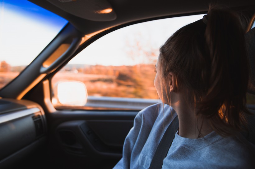 坐在車裡的美女圖片