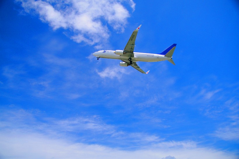 客運飛機在天空中飛行圖片