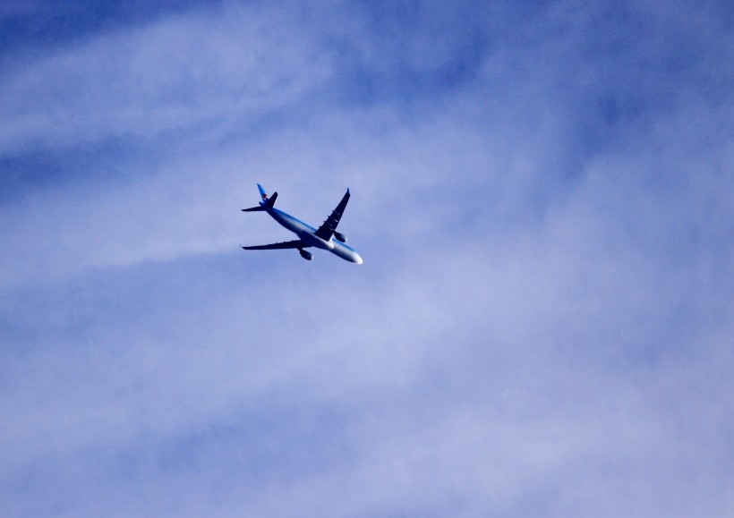 客運飛機在天空中飛行圖片