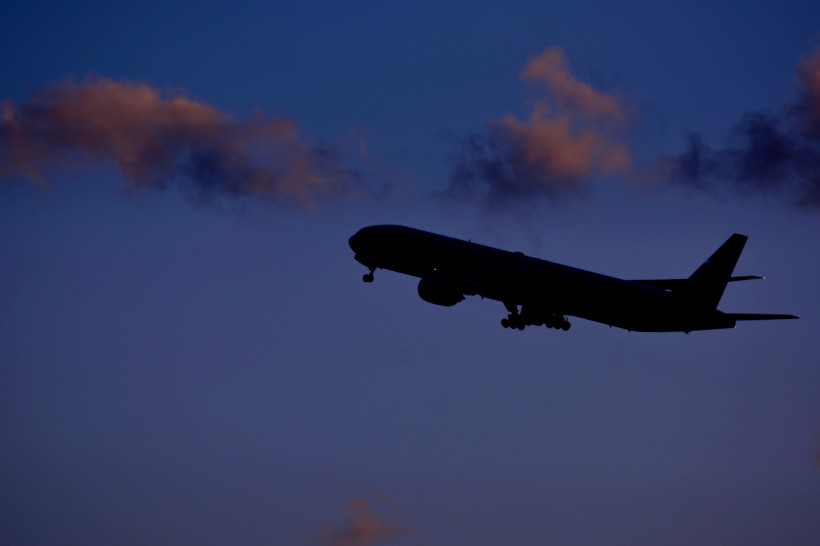 客運飛機在天空中飛行圖片