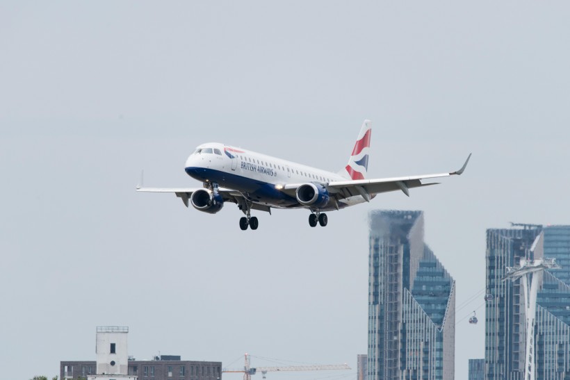 在天空中飛行的民航飛機圖片