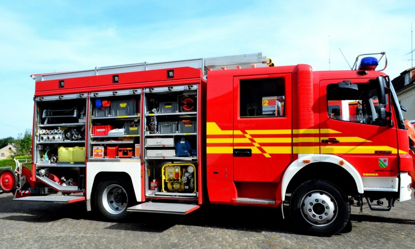 緊急救火的消防車圖片
