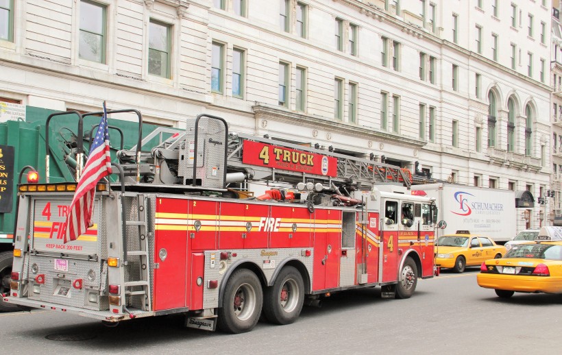 緊急救火的消防車圖片