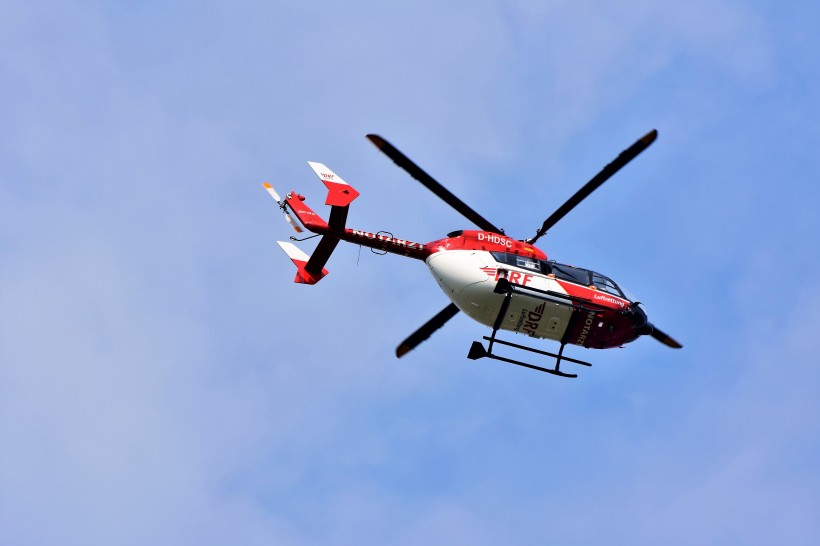 空中炫酷的直升機圖片