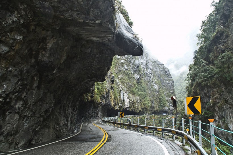 筆直平坦的公路圖片