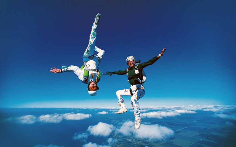 高空跳傘極限運動圖片