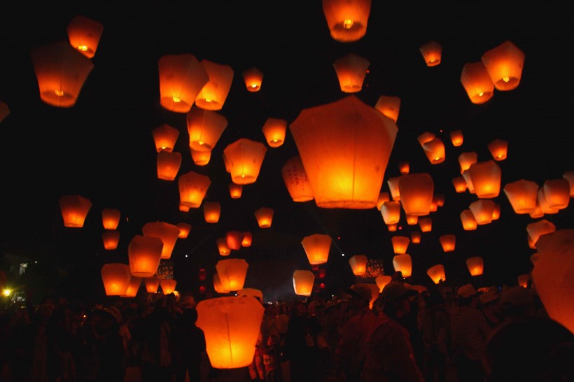 夜空中孔明燈圖片