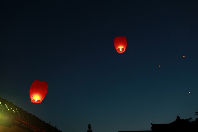 夜空中孔明燈圖片