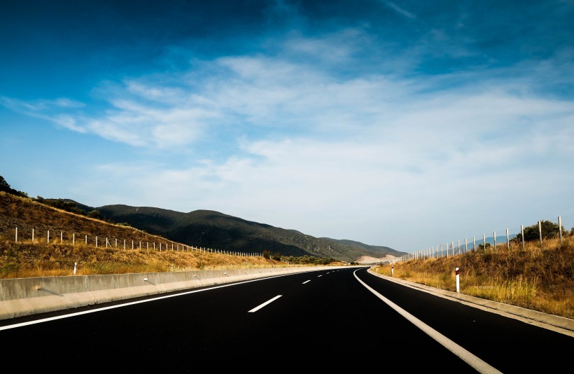 通向遠方的道路圖片