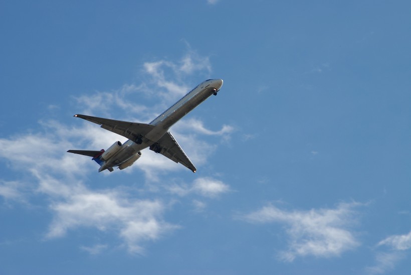 空中的民航客機圖片