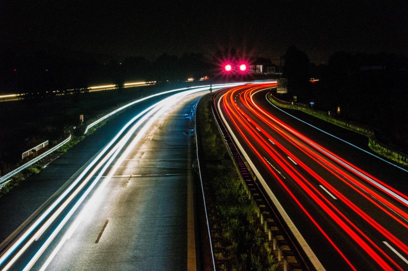 夜晚的公路圖片