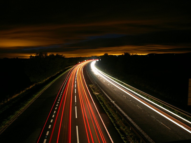 夜晚的公路圖片