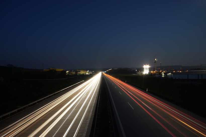 夜晚的公路圖片