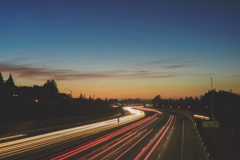 夜晚的公路圖片