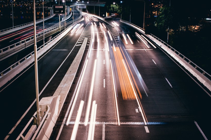 夜晚的公路圖片