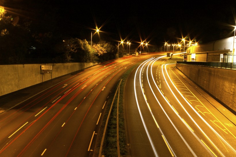 夜晚的公路圖片