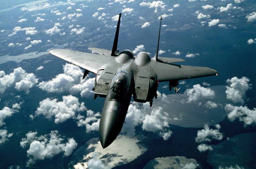 空中的戰鬥機圖片