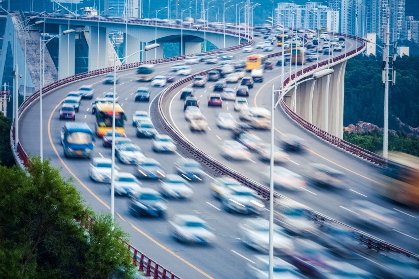 川流不息的車流圖片