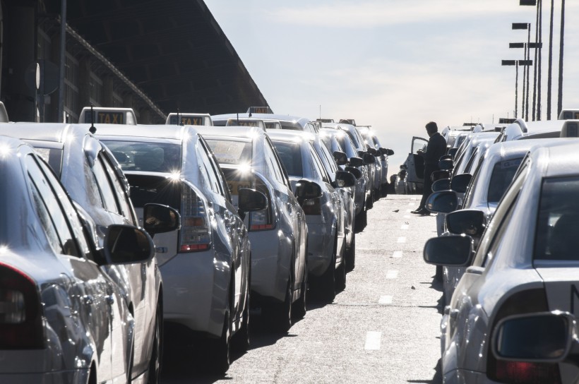 川流不息的車流圖片