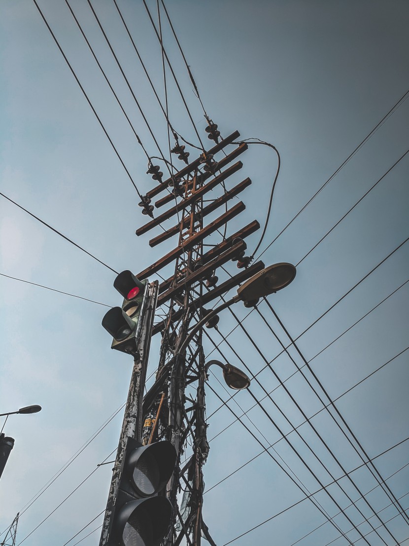 晴空下的電線杆圖片