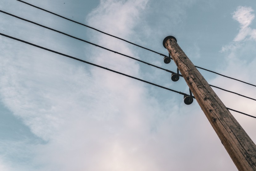 晴空下的電線杆圖片