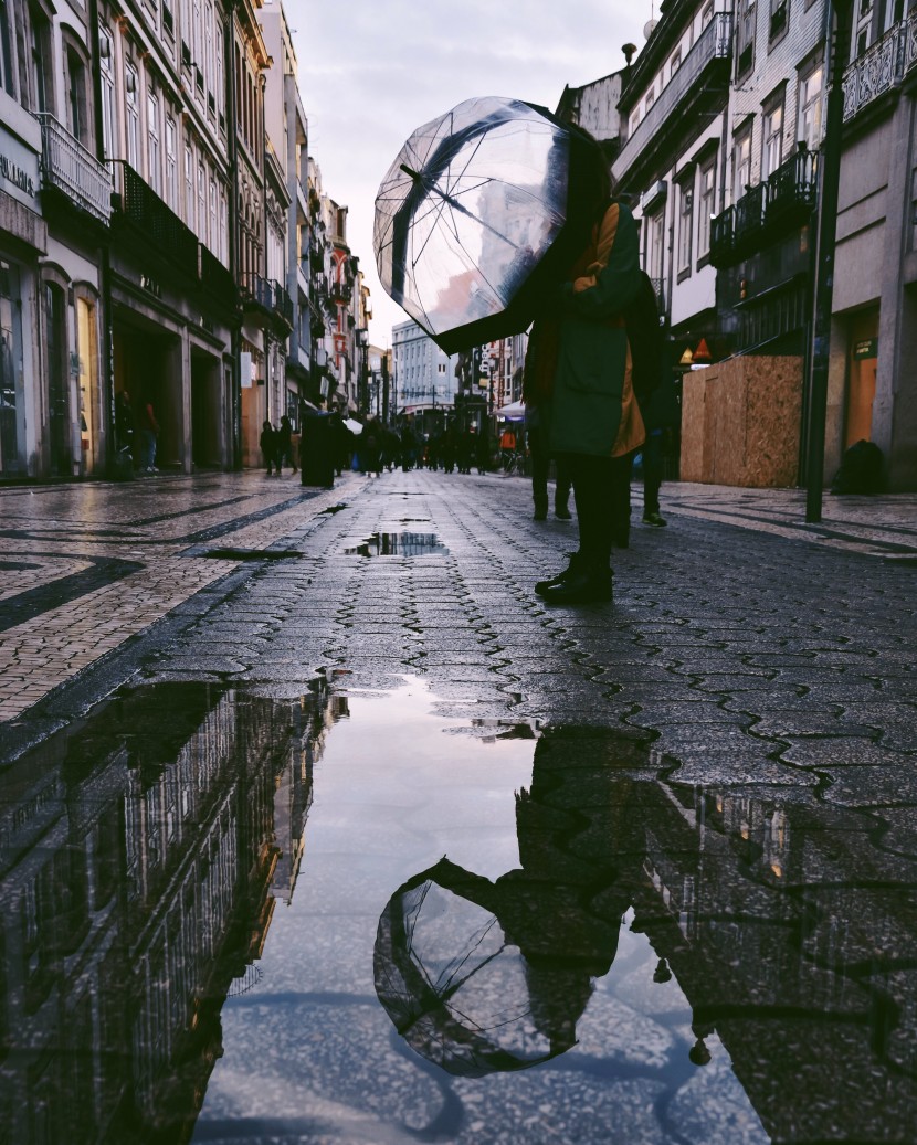 雨後地面的水坑圖片