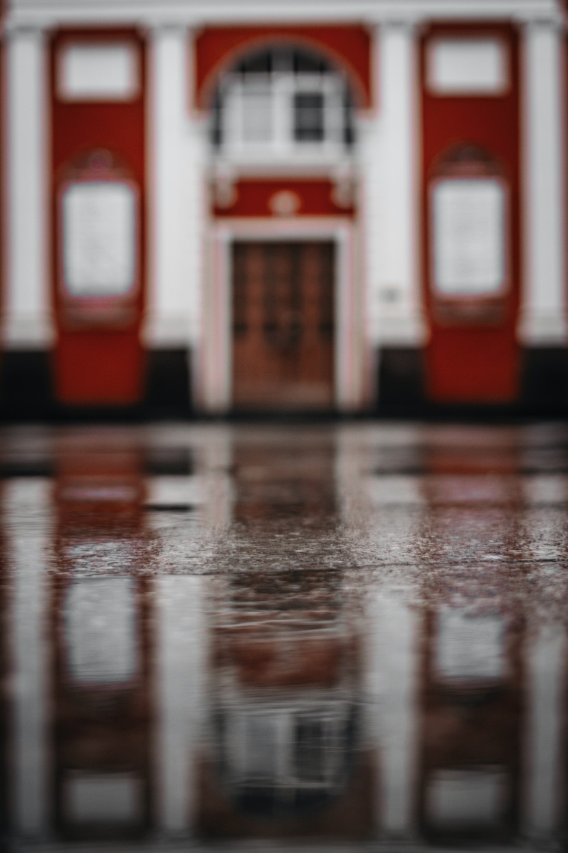 雨後地面的水坑圖片