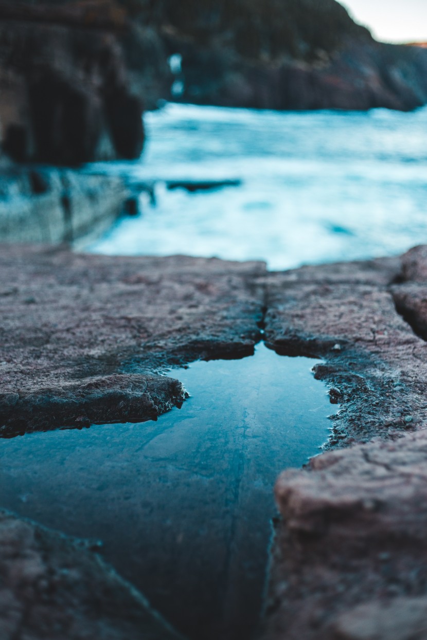 雨後地面的水坑圖片