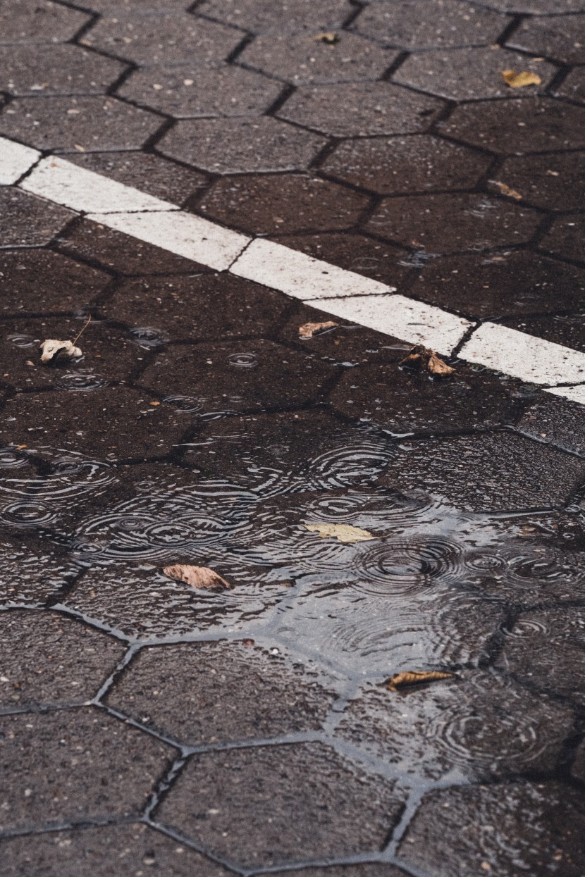 雨後地面的水坑圖片