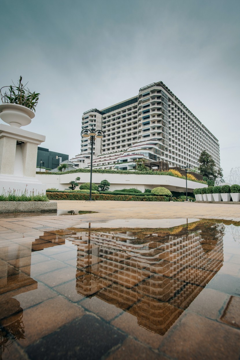 雨後地面的水坑圖片