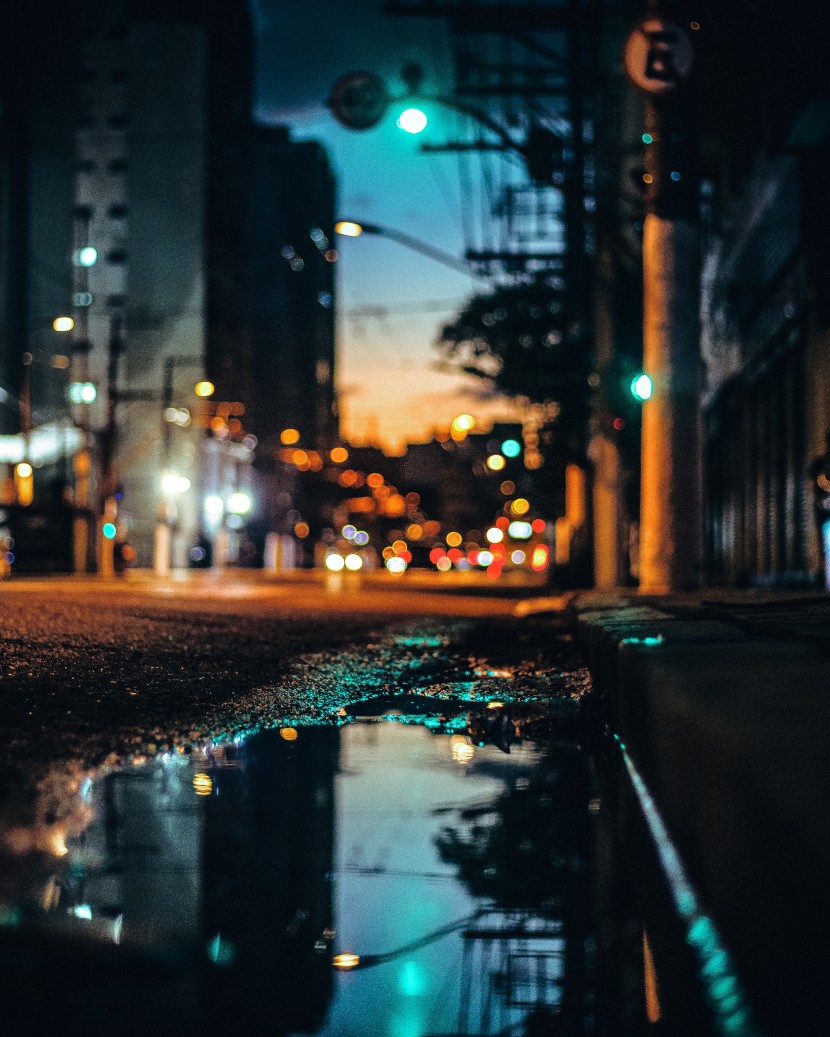 雨後地面的水坑圖片