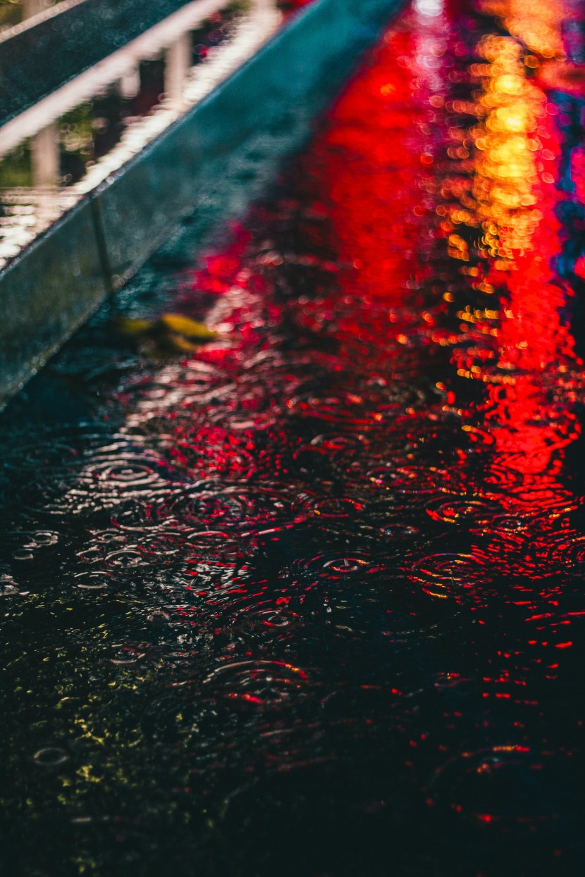 雨後地面的水坑圖片