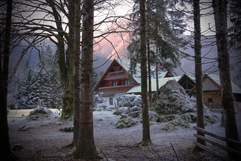 冬季的山中小屋圖片