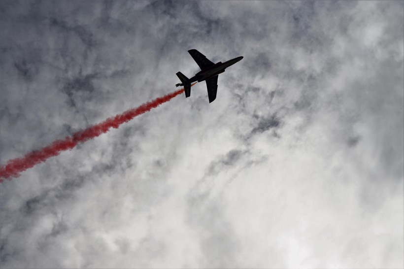 空中的飛機圖片