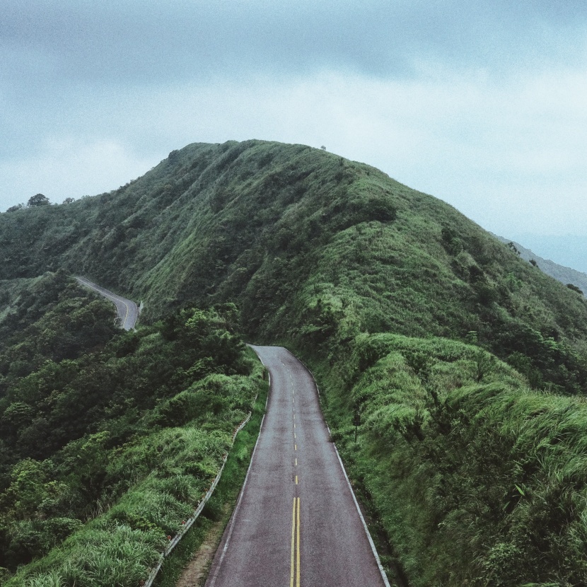 向遠處延伸的公路圖片