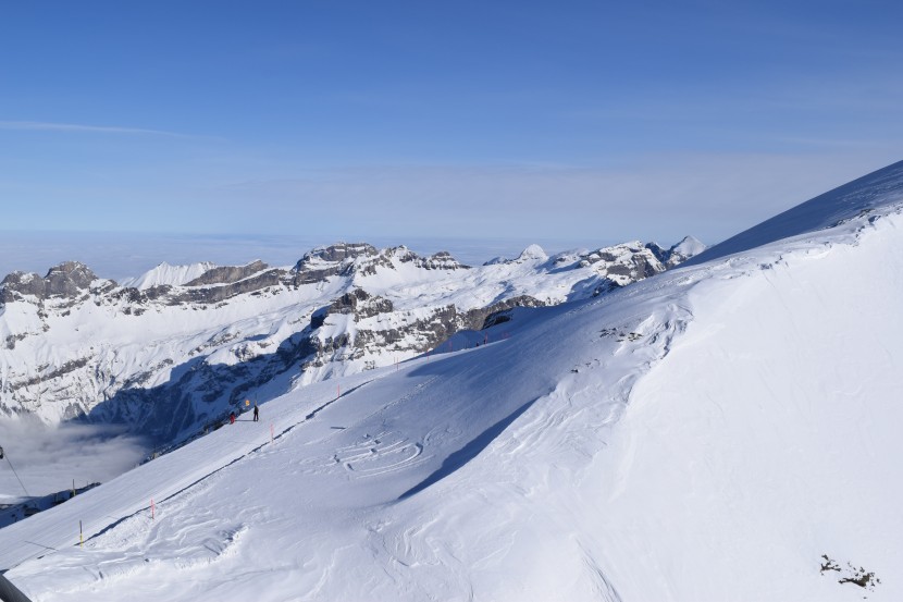 高山上的滑雪場圖片