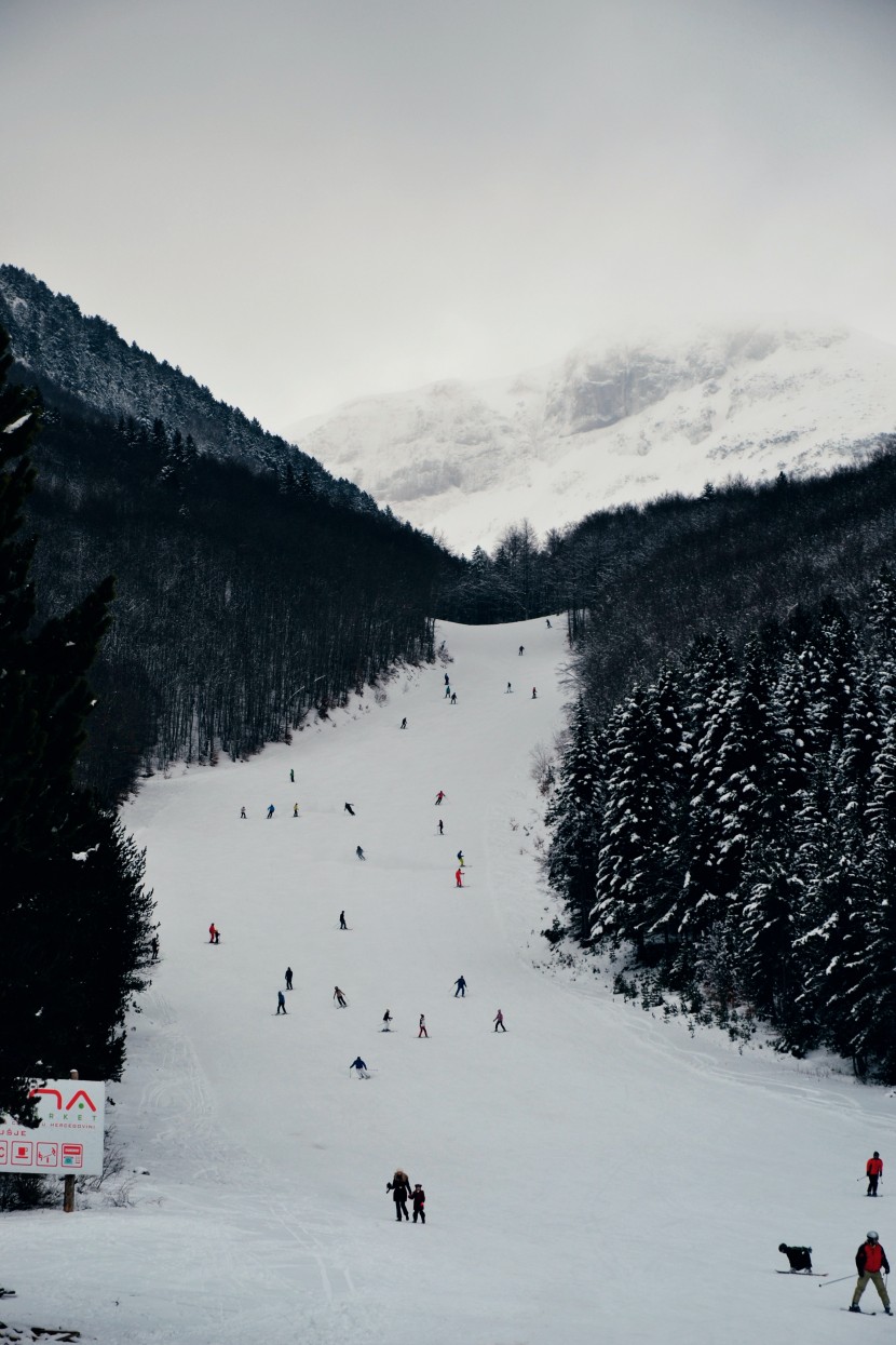 高山上的滑雪場圖片