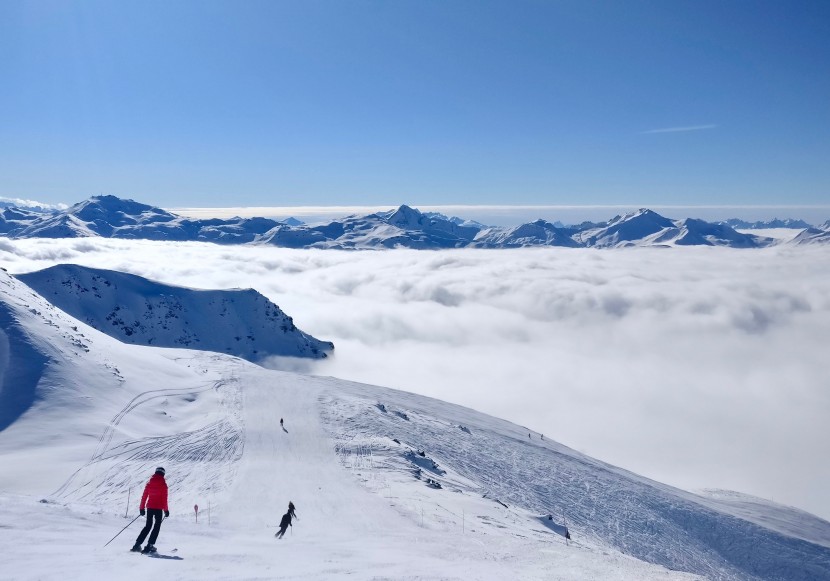 高山上的滑雪場圖片