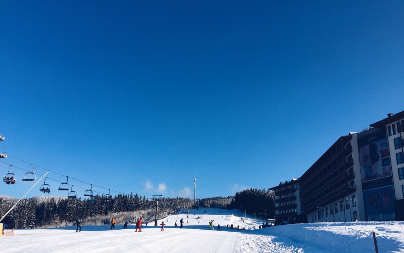 高山上的滑雪場圖片