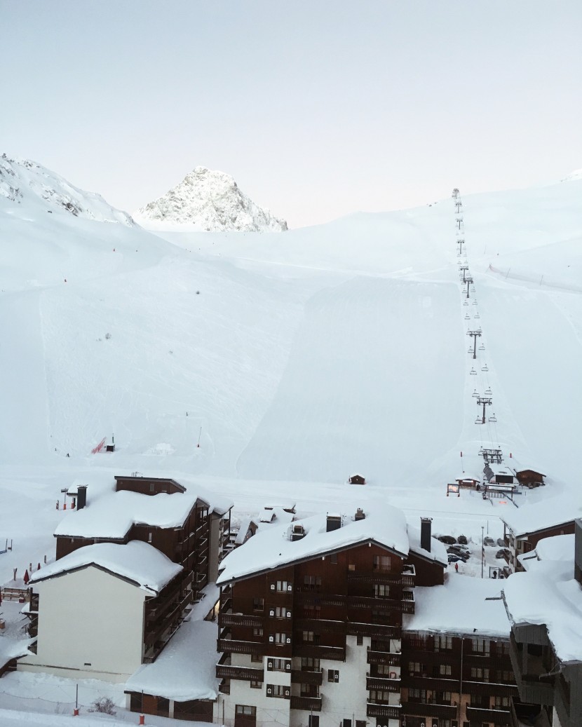 高山上的滑雪場圖片