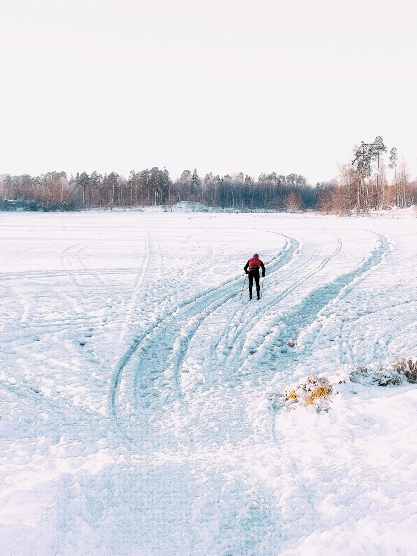 高山上的滑雪場圖片