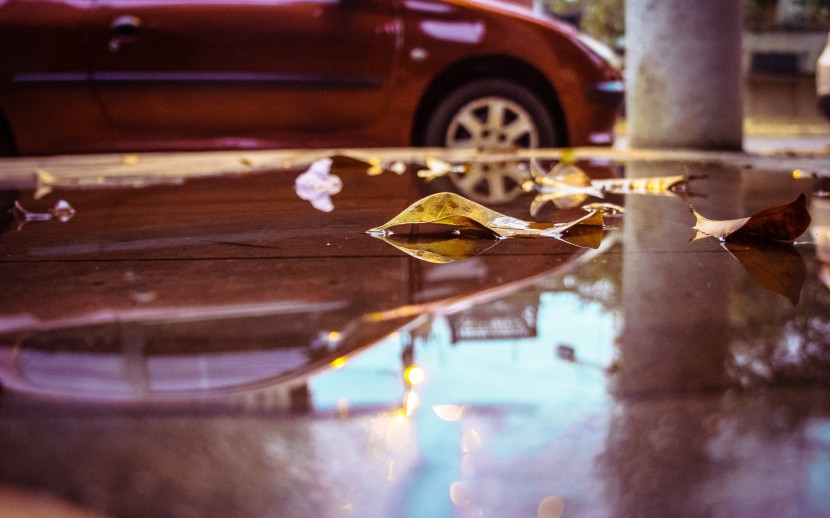 雨後積水的地面圖片