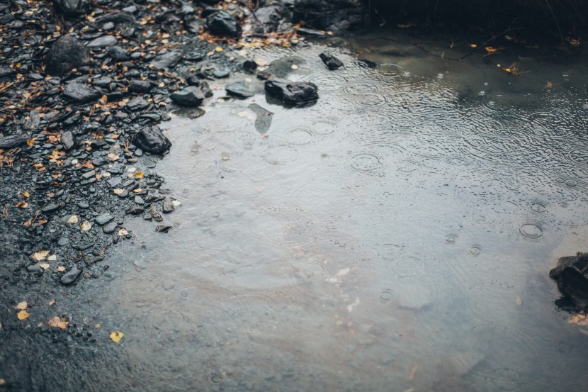 雨後積水的地面圖片